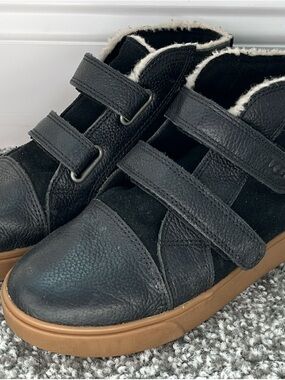 UGG Kids Rennon Boot in a size 3